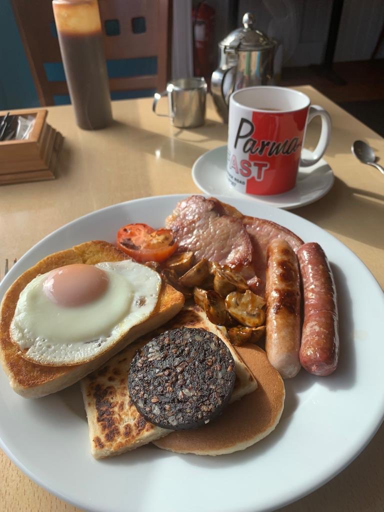 NealRey's tweet image. A work of art by @PiccolaParma Almost a crime to eat it.  #Belfast #belfastfood #FryDay #SaturdayMorning