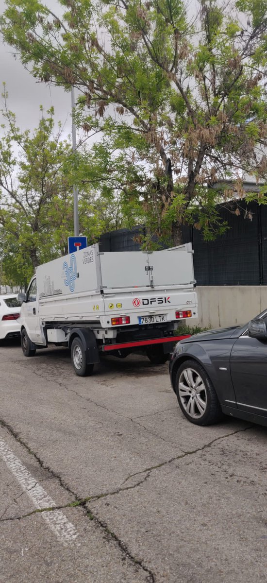 Alx_Garay's tweet photo. @Lineamadrid Calle Euterpe 3 camión ayuntamiento medioambiente mal aparcado todos los días. Podéis solicitar su retirada por favor. Gracias https://t.co/btd0jgJXpm