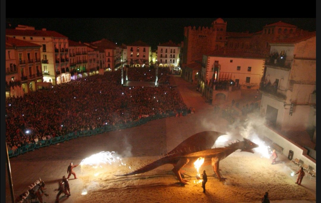 Vale que la tradición catalana de Sant Jordi es súper sofisticada y tierna, pero he venido aquí a deciros que San Jorge es el patrón de Cáceres y que nosotros quemamos dragones en la fiesta de hoy. Sí, DRAGONES.

Y en una pelea quién ganaría, ¿un DRAGÓN o un libro y una rosa? Ah