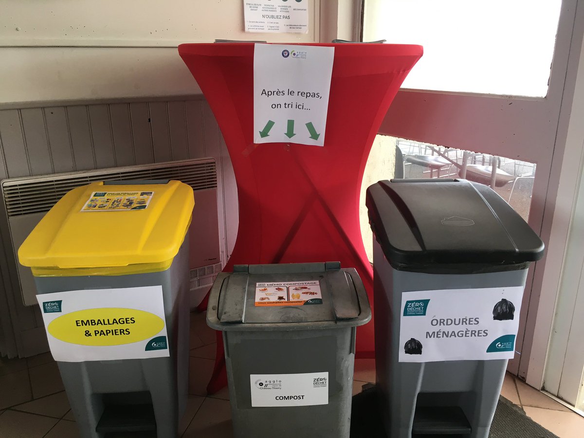 CARCThierry's tweet photo. Ce matin l’équipe d’animation de notre service #déchets était présente au tournoi élite du club de #football Château-Thierry-Etampes pour une sensibilisation au #tri. Une occasion sympathique de transmettre les bons gestes aux jeunes #joueurs 🙌 ⚽️ 🥅 🗑 ♻️👍 #objectifzerodechet https://t.co/hAD95iViBs