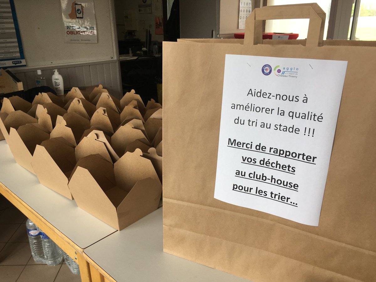 CARCThierry's tweet photo. Ce matin l’équipe d’animation de notre service #déchets était présente au tournoi élite du club de #football Château-Thierry-Etampes pour une sensibilisation au #tri. Une occasion sympathique de transmettre les bons gestes aux jeunes #joueurs 🙌 ⚽️ 🥅 🗑 ♻️👍 #objectifzerodechet https://t.co/hAD95iViBs
