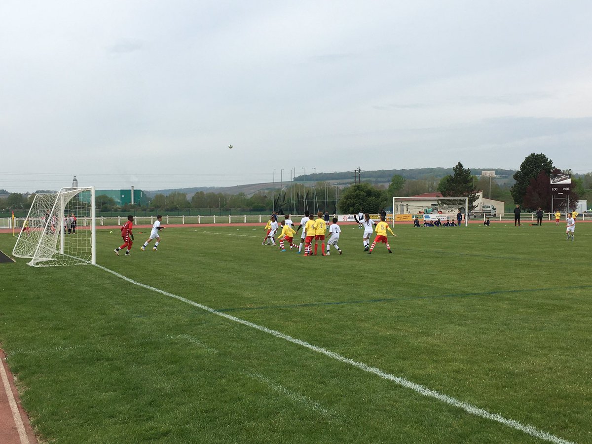 CARCThierry's tweet photo. Ce matin l’équipe d’animation de notre service #déchets était présente au tournoi élite du club de #football Château-Thierry-Etampes pour une sensibilisation au #tri. Une occasion sympathique de transmettre les bons gestes aux jeunes #joueurs 🙌 ⚽️ 🥅 🗑 ♻️👍 #objectifzerodechet https://t.co/hAD95iViBs