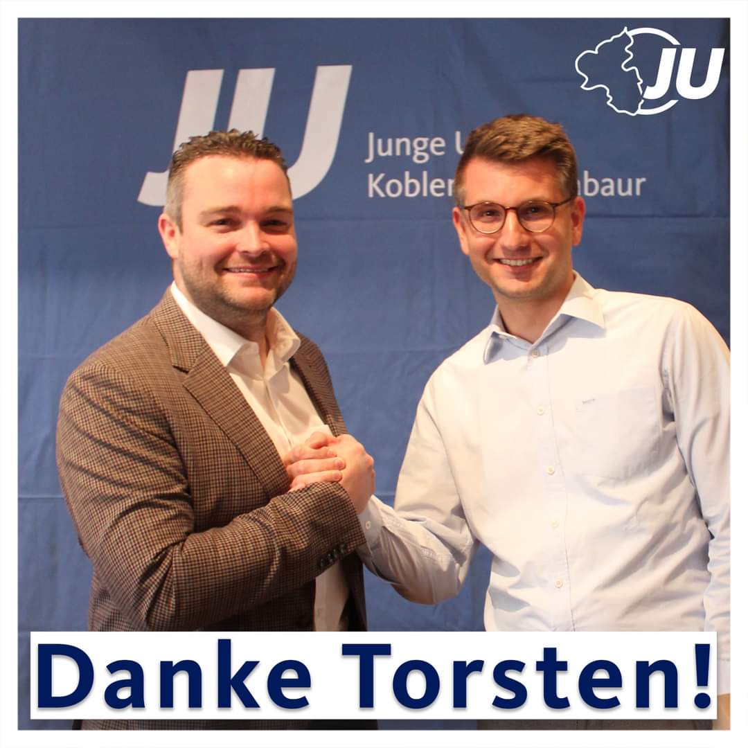 JURLP's tweet photo. @JensMunster war dieses Wochende zu Gast auf dem Bezirkstag der @JUKoMo. 

Im Namen der JU RLP verabschiedete er den langjährigen Vorsitzenden, Torsten Welling, und dankte ihm für die gute Zusammenarbeit. 

Herzlichen Glückwunsch an den neu gewählten Vorsitzenden, @JustusBruehl ! https://t.co/c5E2BbOu5s
