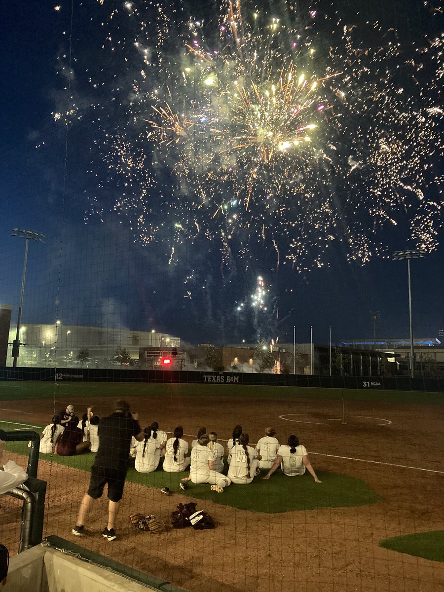 AgRiley79's tweet photo. What a great night at #DavisDiamond 🥎@AggieSoftball Thank you Aggies. https://t.co/3pwF84SE0r