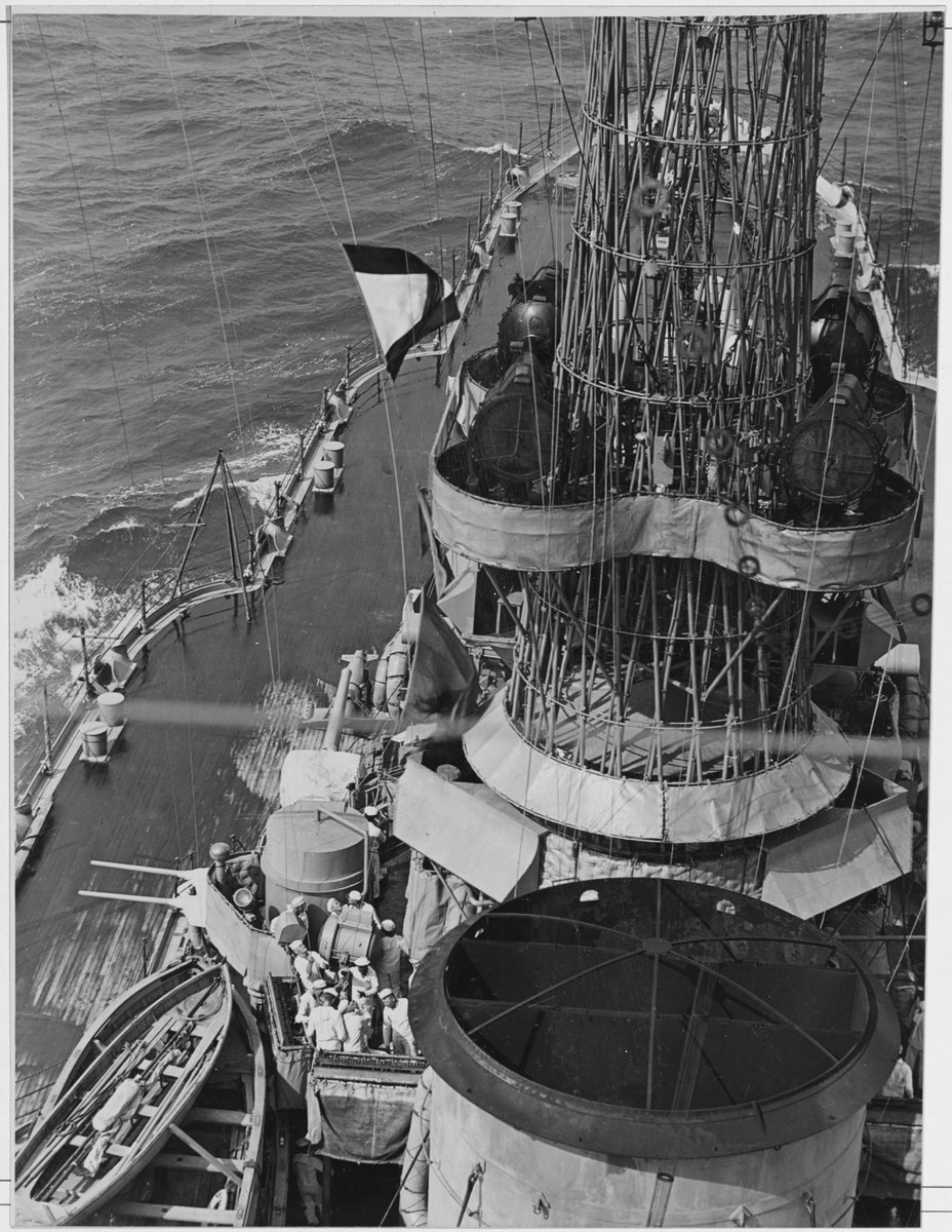 Rich_Ships's tweet image. 🇺🇸BB-40 USS NEW MEXICO signalmen on the port bridge hoisting signal flags circa 1920. Note searchlights and details of the "Basket" mast.

[19MP 3854x4986 19.2MB] NH 59954

#BB40 #USSNewMexico #NewMexico