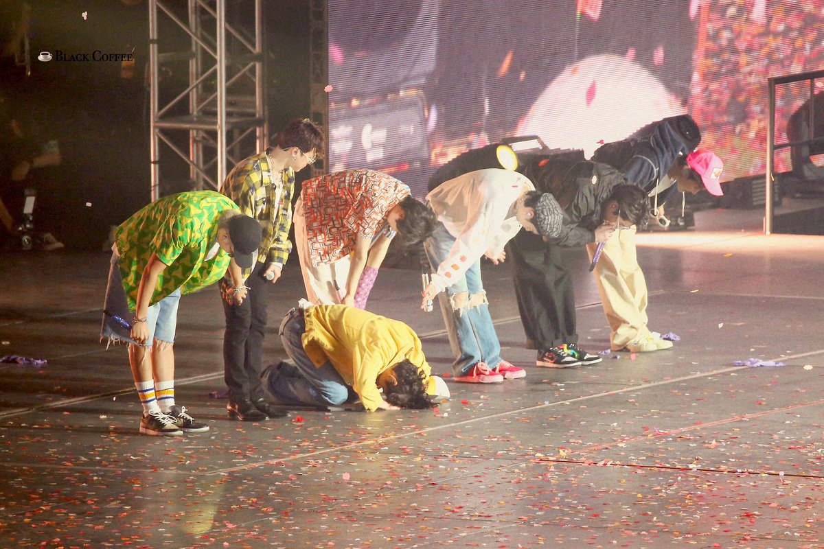 randomvante's tweet photo. taehyung making a full bow to army :( https://t.co/aoUbThy6us