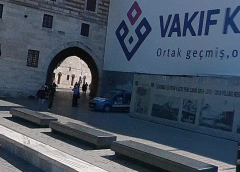 cekirina's tweet photo. @krdarchive buranın önünde çekinmişler. https://t.co/0zh8SJ1RXP