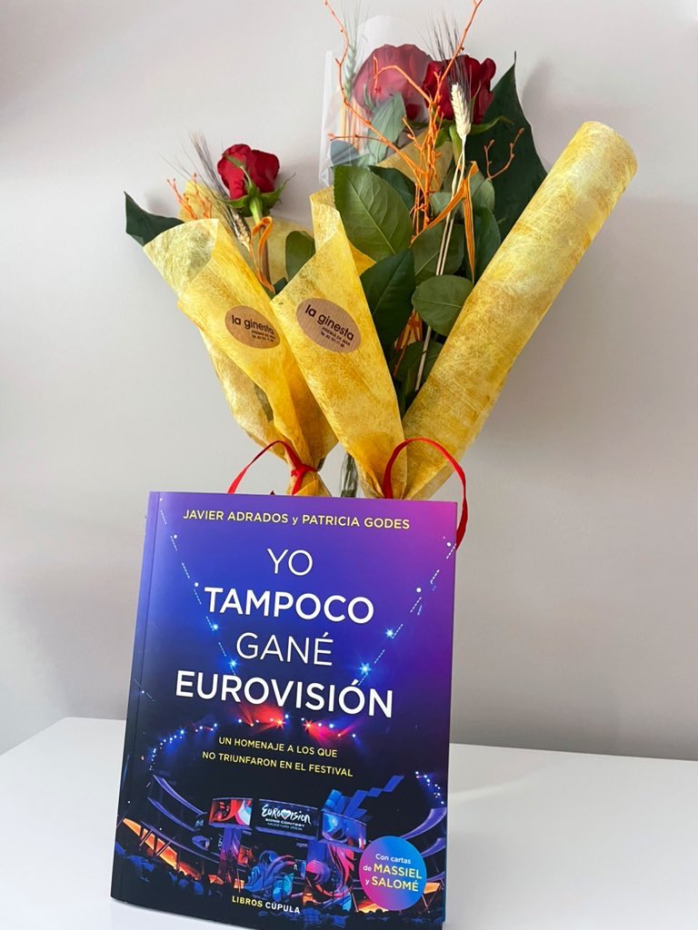eladevesa's tweet photo. Mai pot faltar la rosa i un bon llibre. A casa sembla que em coneixen mooolt bé!
Feliç Sant Jordi! 🌹📖🐉💞 https://t.co/Oa9mGoteND