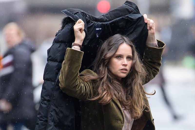 FelicityJBRcom's tweet photo. Felicity Jones no set de filmagens de #Borderland recentemente em Glasgow, Escócia.

📸: Wattie Cheung via Instagram. https://t.co/DjCl4qi9Dw