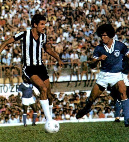 TuneldoTempoNFC's tweet photo. 🤼 Embate entre #Cerezo (CAM) e #Zezinho (NFC) pelo #Brasileirão (1977).

📸 Gilcimar Monteiro

#Naça #Nacional #NacionalFC #NFC #CAM #LeaoxGalo #NFCCAM #NacAtl #AtleticoMineiro #Brasileirao77 #CampeonatoBrasileiro1977 https://t.co/WL9c9twJeO
