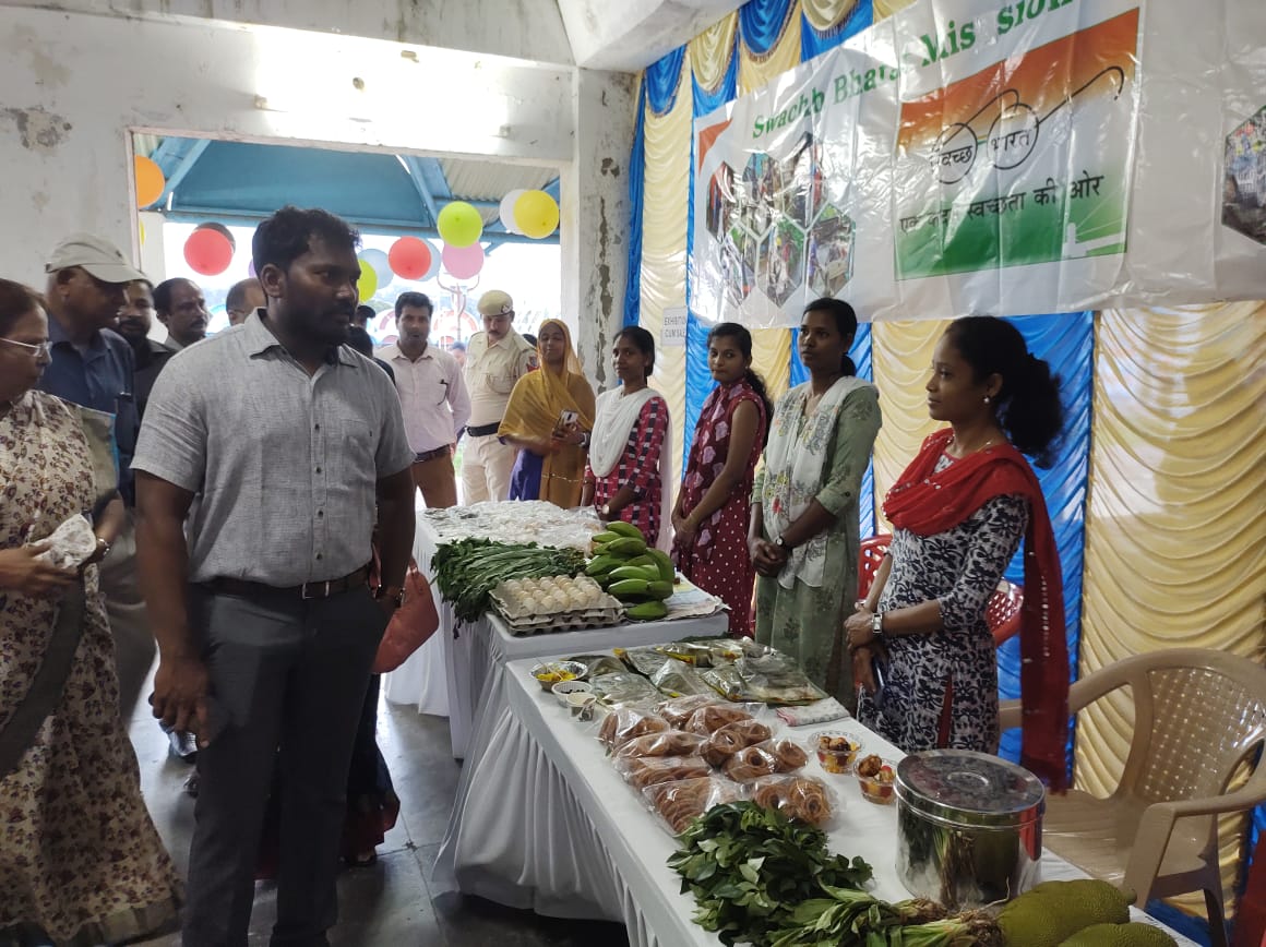 airnews_pb's tweet photo. DC, South Andaman @SuneelAnchipaka inaugurated the Block Health Mela at ITF Ground,Port Blair under #AzadiKaAmritMahotsav

He inspected various stalls put up to highlight initiative taken by Govt. in health &amp; wellness, ayush, poshan etc. 

@airnewsalerts
@Pbmc_ANI
@MoHFW_INDIA https://t.co/1sSqoYLeOd