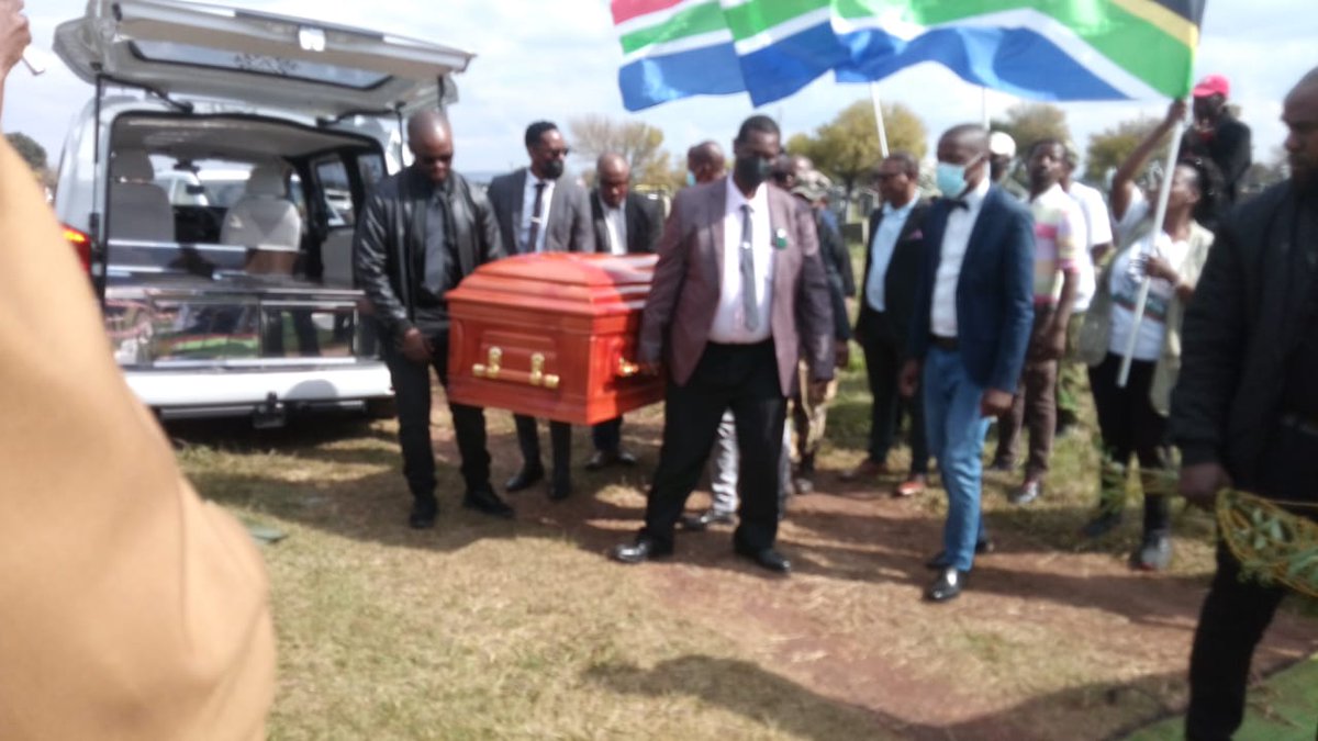 Miz_Ruraltarain's tweet photo. Right now at Avalon Cemetery, As Commanders bury one of our Kgomotso Vincent Diale, taking him to his final place of Rest😭🕯🕯🇿🇦

 #OperationDudula 
#PutSouthAfricaFirst https://t.co/xLlwpiw2nV