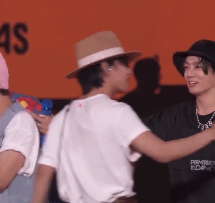 myu_kookv's tweet photo. This sequence is so devastating when you know that Jungkook wanted to hug Taehyung but he didn’t notice him🥺 https://t.co/4LJvkKOFxI