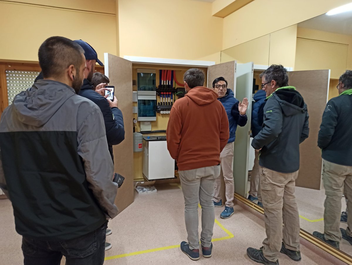gallurco's tweet photo. Que buen rato hemos pasado esta mañana con los colegas (compañeros de profesión), viendo la instalación de #TechoRadiante en #Pedrola. Incluso se agradecía el "calorcico". Qué gusto y buen rollo con los alumnos y la profe María-José del @iesvp 👍👏👏 https://t.co/7x4WiCLHRx
