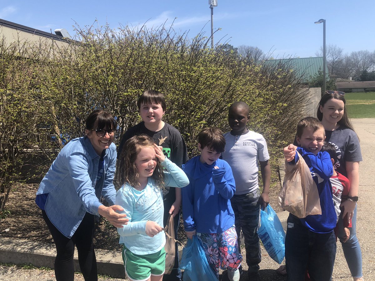 AndriaHuston's tweet photo. These cuties picked up trash from the school grounds for Earth Day! ❤️🌎#itsworthit https://t.co/JZtvVf1m0b