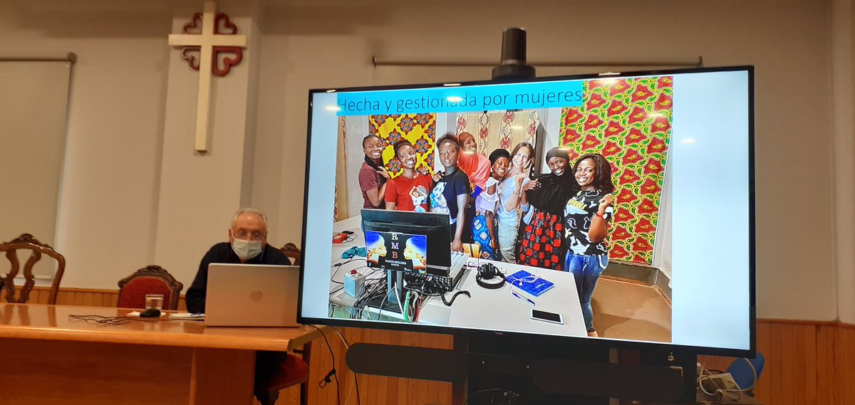 AP_Cuenca's tweet photo. "Por fin sabréis lo que pensamos las mujeres". Así empezó, hace 4 años   #RadioMujer altavoz de los derechos de la mujer en #Bafata #GuineaBissau. Uno de los proyectos de #PeriodistasSolidarios. Lo cuenta @PeBejarano en el #XIIISeminariodeMdCyCooperación https://t.co/i9kXQvXKSG