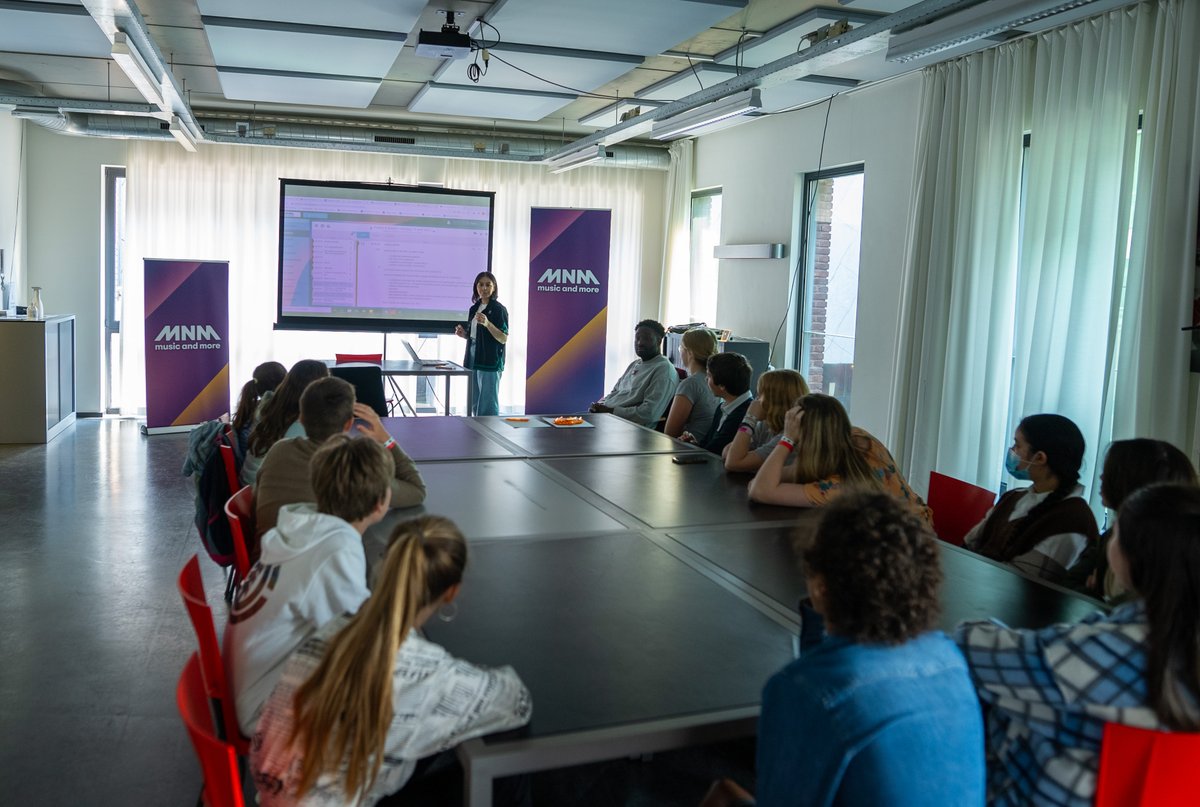 whatthemedia_'s tweet photo. Een programma aan om 'u' tegen te zeggen, met vertegenwoordiging van alle grote mediahuizen in Vlaanderen. Deze unieke samenwerking bewijst de relevantie om jongeren wegwijs te maken in de zoektocht naar nieuws en het verwerken ervan. #fakenews #deepfake #stampmedia https://t.co/uY9ooAMFnN