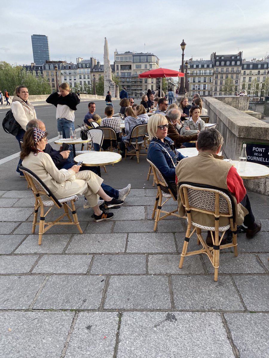 ssmindustries's tweet photo. Bonheur, grand merci #saccageparis ! L’abusive terrasse #lescale #ilesaintlouis est disparu ! continuons obliger @paris @Anne_Hidalgo @MParisCentre @ArielWeilT Le propriétaire 🤡 de resto dit qu’il l’a arrêtée à cause de temps 🌧 qu’il va refaire. 23 avril vs 16 avril 2022 ⬇️ https://t.co/qEloCJyjZV