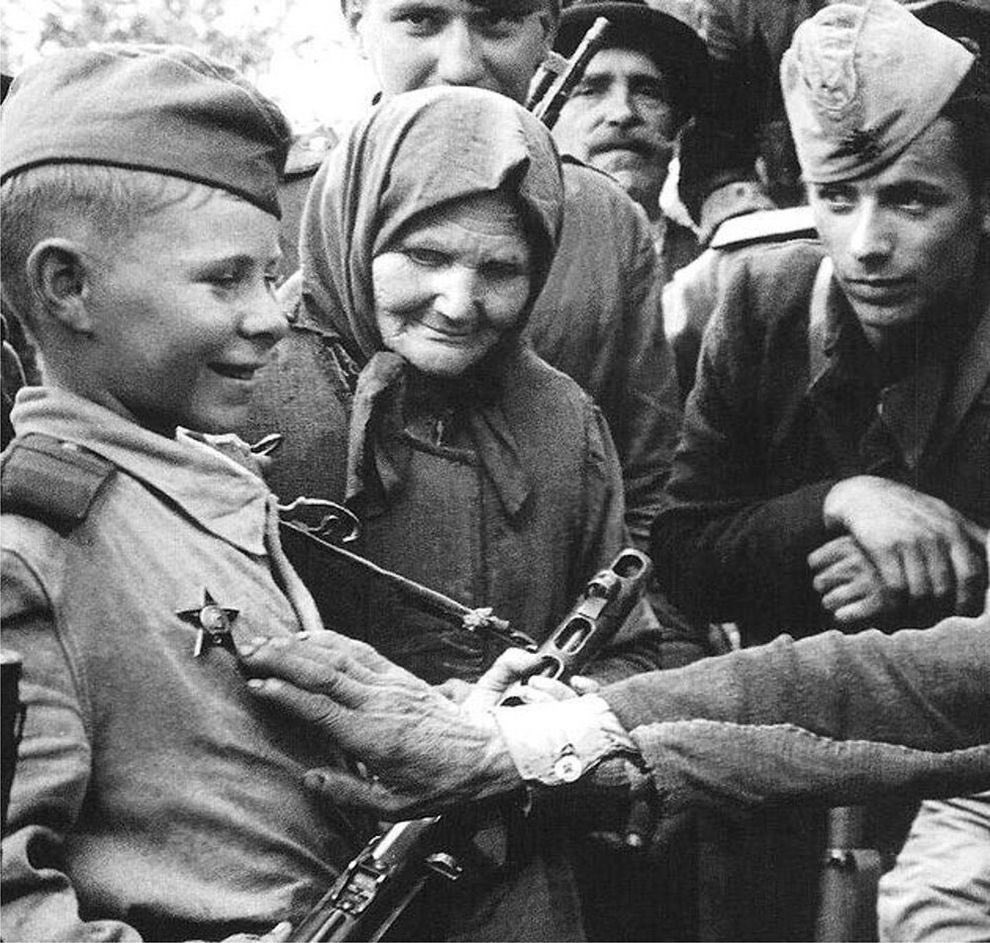 Alkor53158237's tweet photo. Мальчику 12 лет. Орден Красной звёзды !!! В руках ППШ. Вот пример для воспитания школах, семьях. А не милохины и вся нечисть на ТВ в так называемых «светских тусовках» https://t.co/g1K29drHLA