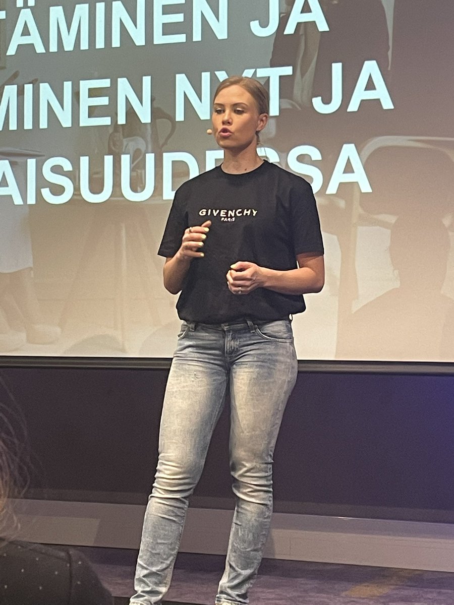 elisasipponen's tweet photo. Hyviä huomioita omistajuudesta ja johtajuudesta Jungle Juice Barin Noora Fagerströmiltä yrityksen perustamisesta siitä luopumiseen. Nooran tavoitteena oli oikea omistaja yrityksen eri kasvun vaiheisiin! #omistajanvaihdos #vaikuttajafoorumi #vf2020 https://t.co/IulA9u4oy2