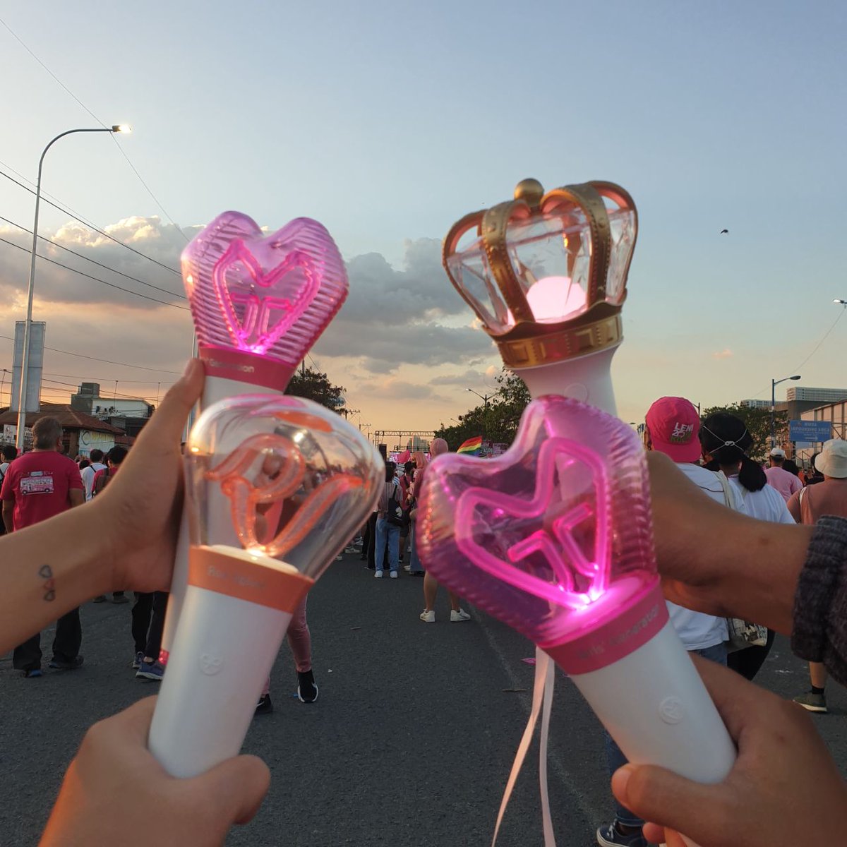 Aeongsbread1004's tweet photo. First time to attend the rally with my friends. It's really an amazing experience! Glad to see some orbits there π (just a bit sad I didn't get to know your names or twt)
#OrbitsForLeni #LetsPaintTheTownPink! #KPOPSTANS4LENI #LOONA https://t.co/JmkSSuVndT