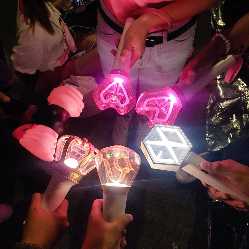 Aeongsbread1004's tweet photo. First time to attend the rally with my friends. It's really an amazing experience! Glad to see some orbits there π (just a bit sad I didn't get to know your names or twt)
#OrbitsForLeni #LetsPaintTheTownPink! #KPOPSTANS4LENI #LOONA https://t.co/JmkSSuVndT