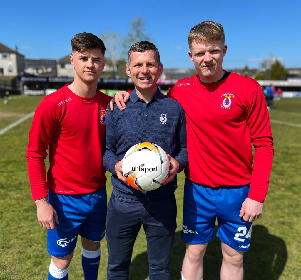 DgnSwifts's tweet photo. ๐๐๐๐ ๐๐๐๐๐๐๐ ๐๐ปโฝ๏ธ๐ต
Thanks to @Dgncryospa for sponsoring the Match Ball for todays game.
Pictured is Adrian Whittle of Dungannon Cryospa with Rhyss Campbell & Terry Devlin.
Thanks again to all our sponsors, we appreciate your support.
#Swifts #DUNWAR https://t.co/YycDUgTdDR