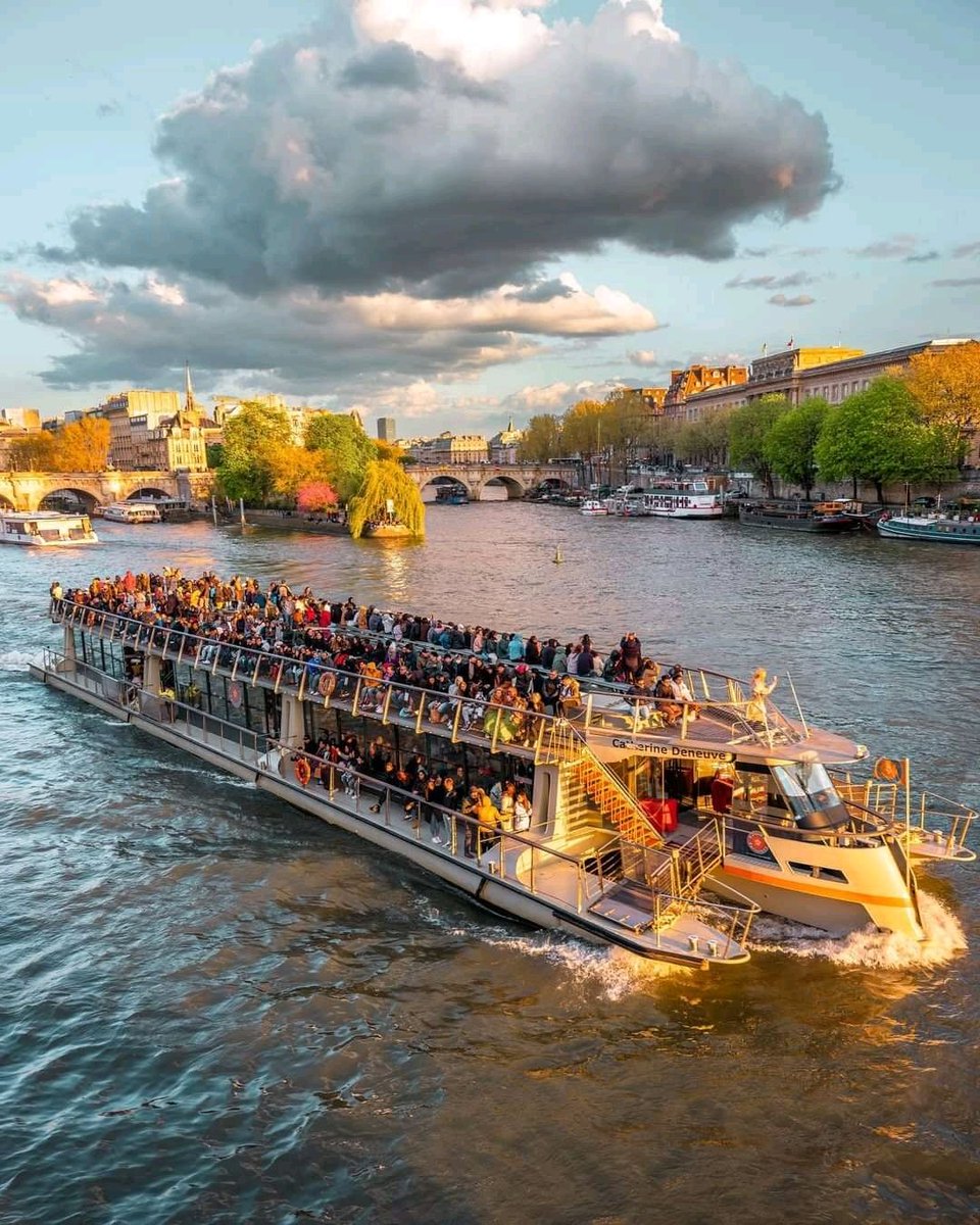 RonzaDelon's tweet photo. Croisière sur la Seine 💓 https://t.co/EOGNEWROdO