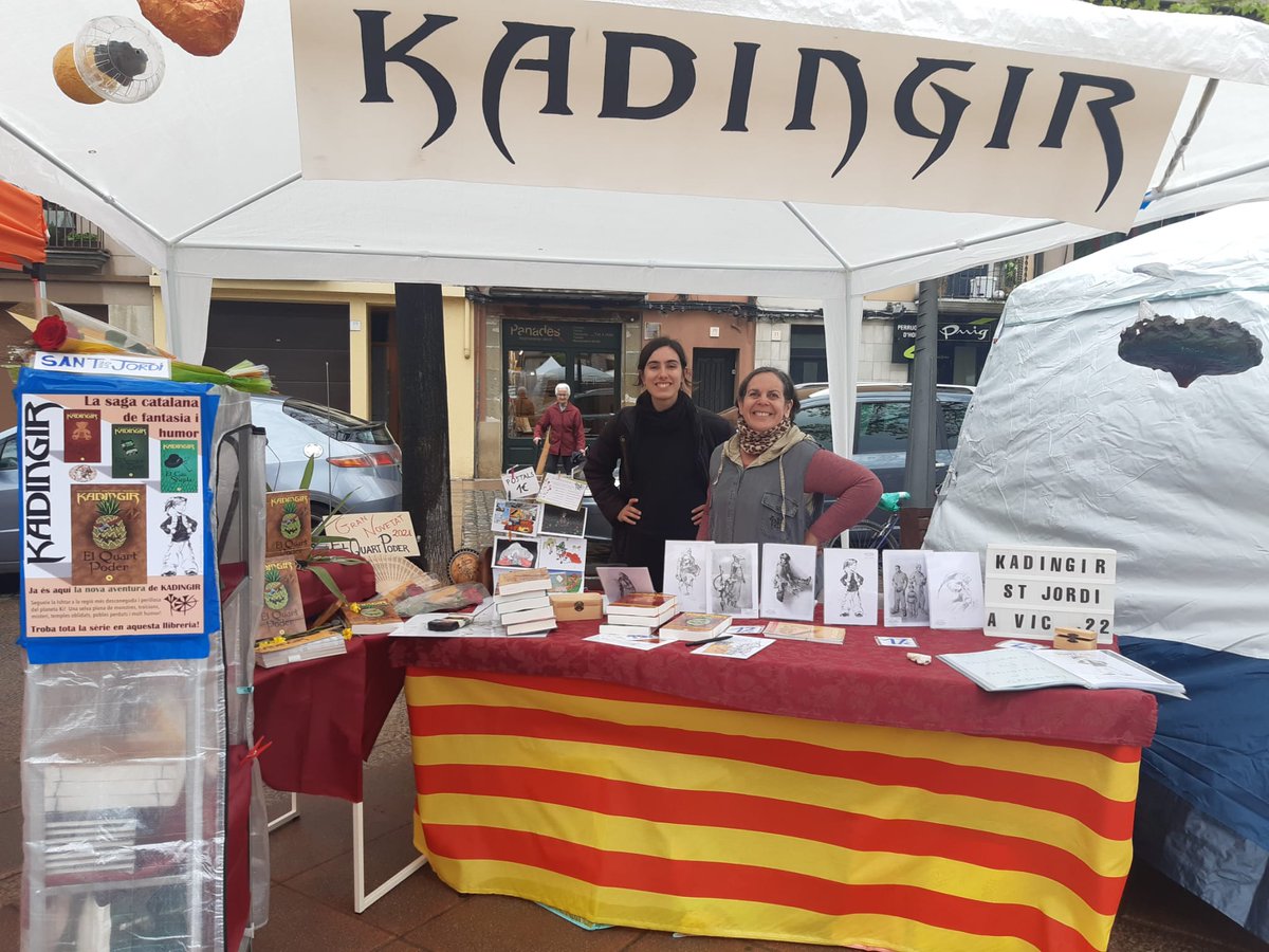 Després d'un dia ben especial, pel contrast climàtic (xàfecs, sol, vent), estem satisfetes d'un Sant Jordi en el que hem retrobat lectores antigues, n'hem fet de noves i hem pogut donar a conèixer la saga #Kadingir a molta gent #ViscaKi #SantJordi2022