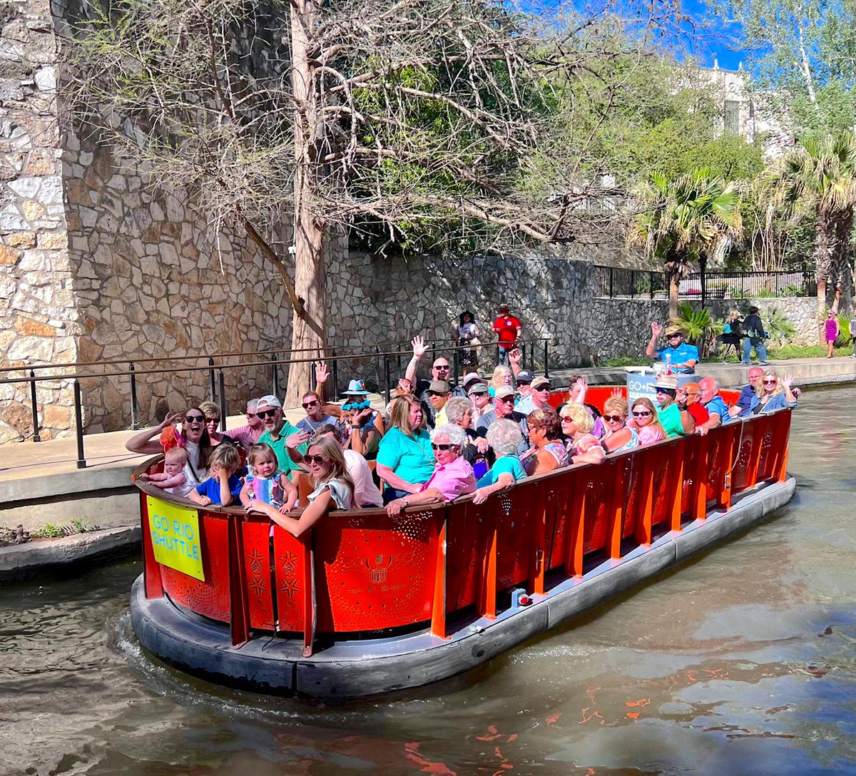 Shuttle boat coming through! 🚏 

Use Go Rio Cruises to take you from place to place!