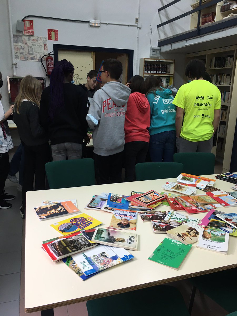 Dpto inglés,IES Blecua.
Hemos regalado un libro en inglés a todos los alumnos Brit (1-3 ESO),para celebrar este día de una forma muy especial,¡con visita a la biblioteca incluida!. Además,hemos preparado un Kahoot literario y lo hemos pasado estupendamente.