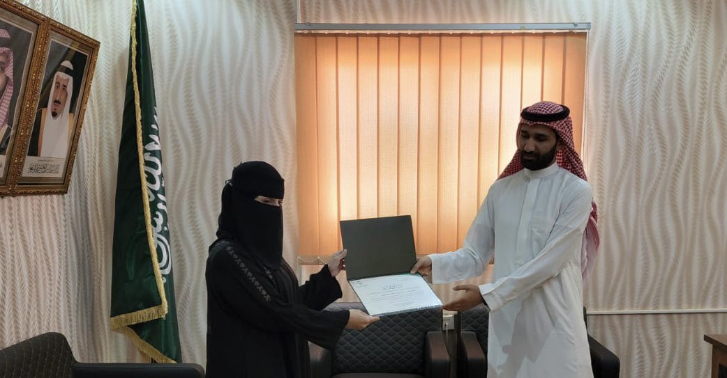 PHcareTB's tweet photo. كرمت ادارة الرعايه الصيدلية بمنطقة تبوك 
كلا من 
الصيدلي/ خالد حسن القرني 
والصيدلانية/ مشاعل سعود العطوي 
وذالك نظيراً  لجهودهم المبذولة في تفعيل الملف الإلكتروني بمستشفى محافظة أشواق مما كان له الأثر الإيجابي والفعال في خدمة المرضى و سير العمل 
متمنيا ً لهم دوام التوفيق والنجاح https://t.co/w658yG9jar