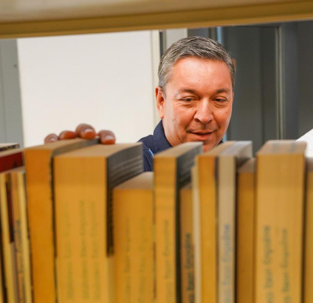 Tener tiempo y libros para leer, no solo es un derecho y un medio para construir una mejor sociedad. Este #DíaInternacionalDelLibro tomemos un poco de tiempo para la lectura y recuerden que libros, caminos y días dan al género humano sabiduría 📚.