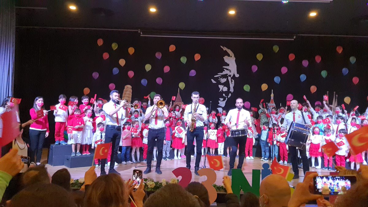 23 Nisan Ulusal Egemenlik ve Çocuk Bayramı tüm çocuklarımıza kutlu olsun. 🇹🇷 #livkoleji #23Nisan