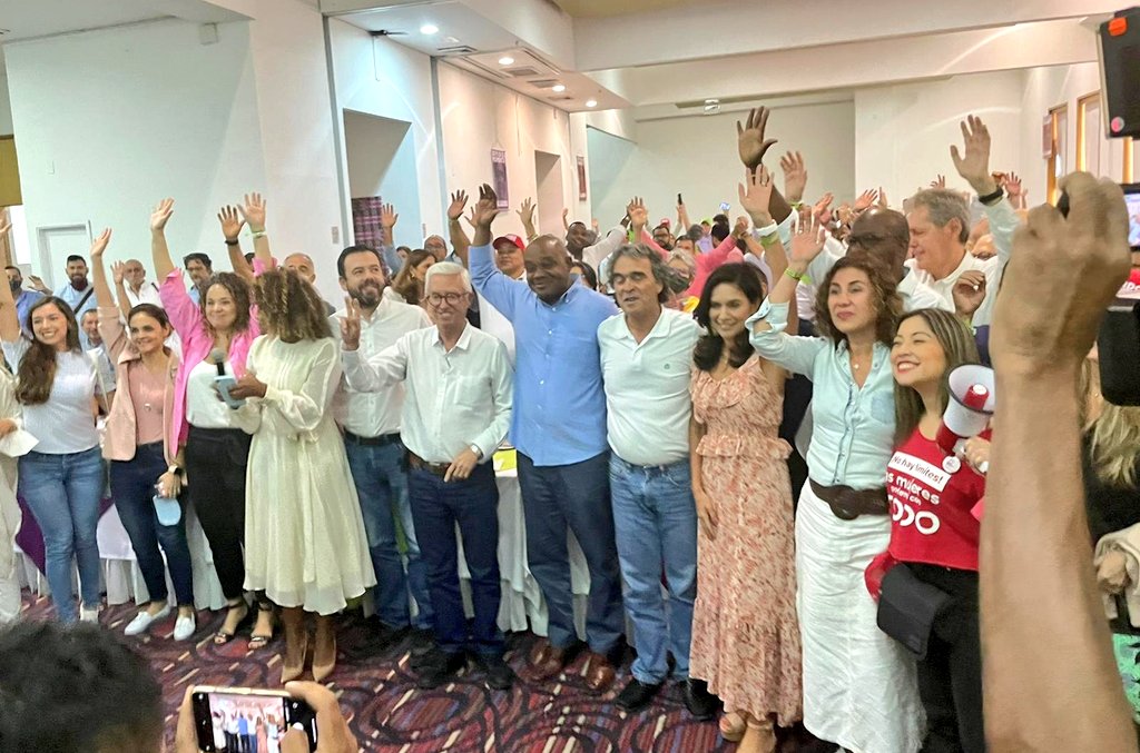 jhonmurillob's tweet photo. Confianza! Así se resume este encuentro de los Emprendedores y microempresarios de Cali que respaldan las propuestas de @sergio_fajardo y @LuisGMurillo | Porque #ColombiaCambiará 
#FajardoPresidente https://t.co/VDDWofaf85 https://t.co/HdgPuPttuF