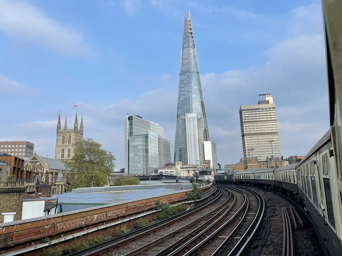 SimonZev's tweet photo. The lines of 50s, Cannon Street, @RateMyBuffers BUFFERS & the curves round to London Bridge with The Shard & Southwark Cathedral
#TrainLife #CharterTrain https://t.co/K6jXOgleIF