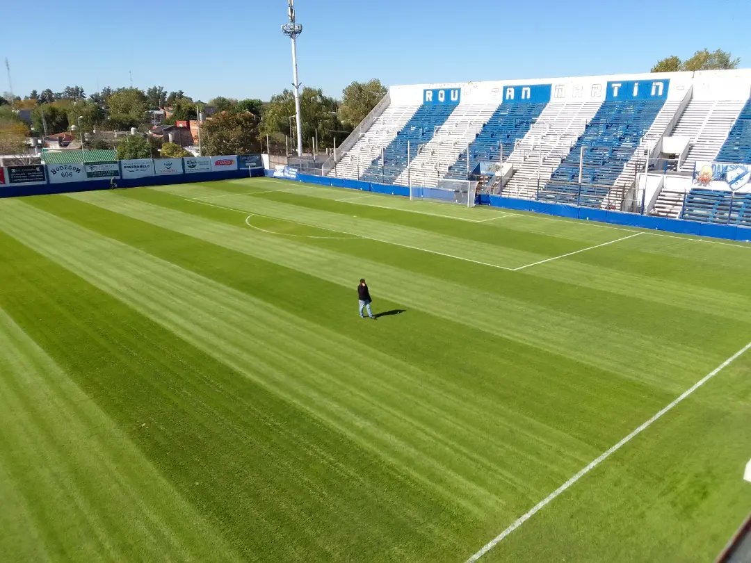 DiarioCharro's tweet photo. [#Fútbol] ⚽️El José Manuel Moreno en impecables condiciones a una hora del partido.

➡️Desde las 15:30, Deportivo Merlo recibe a Dock Sud por la undécima jornada del certamen.

#ElEquipoDeLaCiudad
#SomosMerlo⚪🔵⚪ https://t.co/MqbgYHRIhR