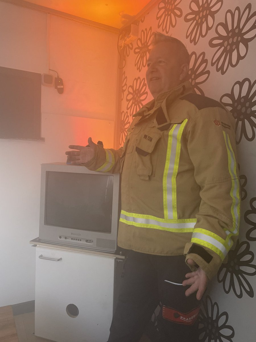 caroline_009's tweet photo. 🧡🥇Drukbezochte dag 🔥🚒@LeefBrandbewust. Aandacht voor gezond en veilig leven tijdens de feestelijke opening van Clubhuis @unive in Naaldwijk door @BgmWestland en @niekkimmann.
Ervaar het vluchten uit een kamer vol rook. ✅ Rookmelder en vluchtplan! 
#veiliglevenhaaglanden https://t.co/XmBrfVoK8G