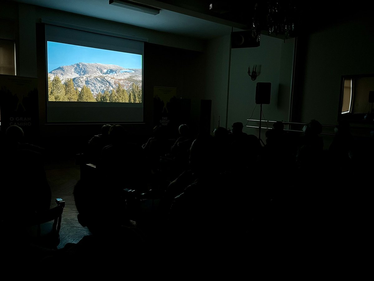 Un luxo charlar con @albaprolcid e <a href="/RaulMeteorica/">Raúl García</a>, dous directores que emprenderon unha aventura a pé por todo o planeta e gravar a experiencia.
O resultado, o espectacular <a href="/thegreatwaydoc/">The Great Way (El Gran Camino) EN CINES 25.06.21</a> proxectámolo onte no Ateneo. #cinegalego #monfortedelemos