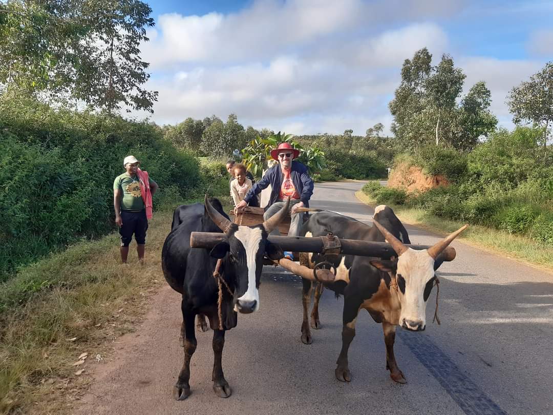 Et enfin puisqu'il s agit de la dernière journée d #ericbiogazamada un petit bisou de "Copain"pour se dire au revoir🤣. C est parti pour le retour à la capitale afin de prendre l avion, plus de 9h en voiture mais en zébu Maps ne prévoit pas de délai de route !!! A la prochaine !