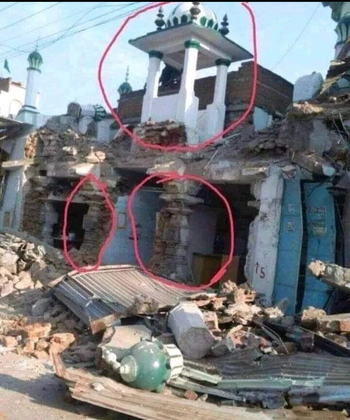 Tejasssg11's tweet photo. कर्नाटक के रायचुर में सड़क चौड़ी करने के लिए मस्जिद की मीनार को तोड़ा गया तो मंदिर निकला।

आज भी न जाने कितने मंदिर लुप्त है मस्जिद के नीचे https://t.co/ue9dHQpcAX