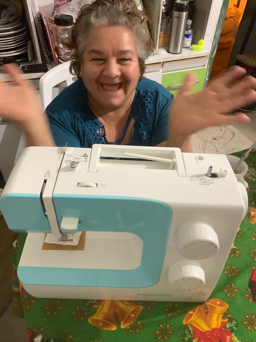 AlvinGargiulo's tweet image. Mi vieja, que tuvo el primero de 11 hijos a los 14 años, hoy se pudo comprar la máquina de coser con la que soñó toda su vida y hacer un curso de introducción a la costura