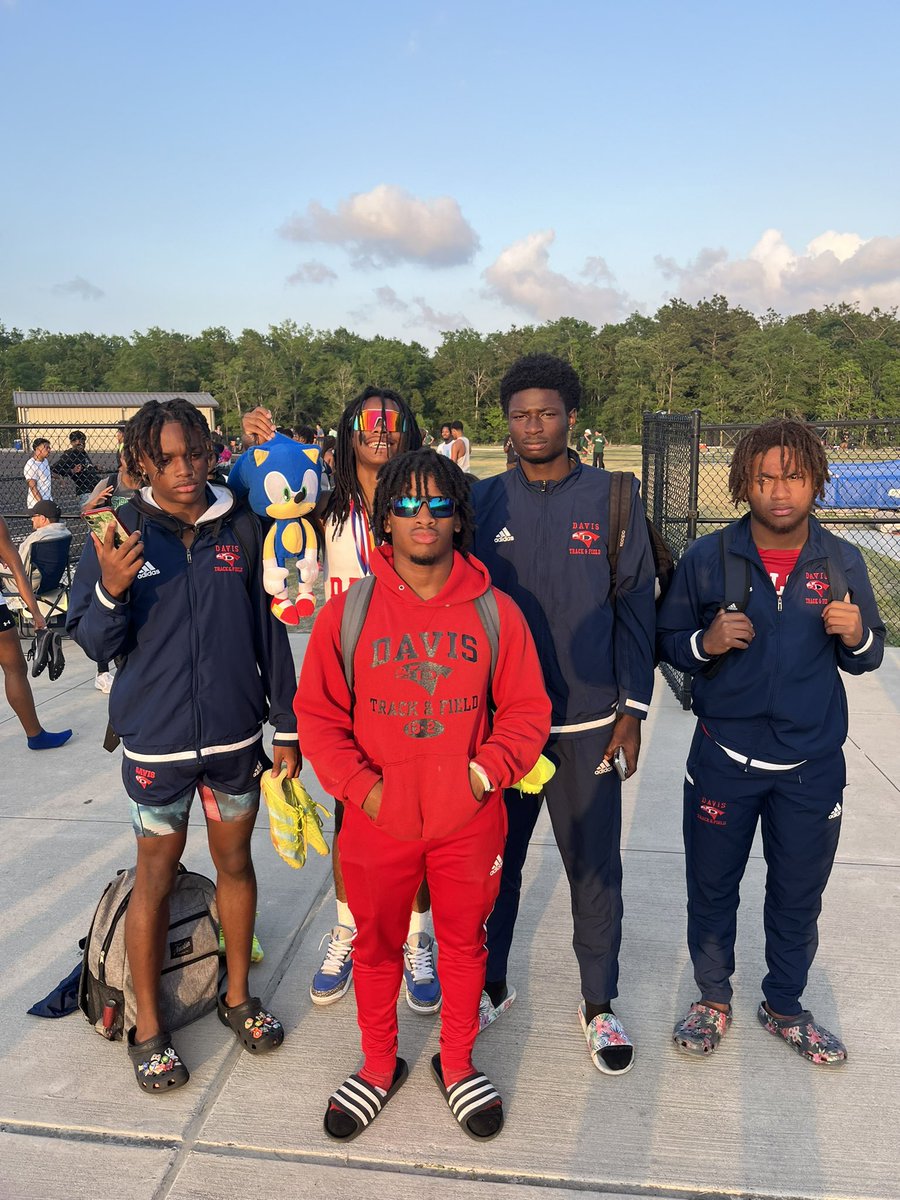 DavisTrack's tweet image. Congratulations young men; Falcon Fast Track squad on qualifying for regionals!  Waco here we come!  Andre Washington 200 meters, Jaydon Thomas 100 meters, Lamon Houston High Jump! Keep Grinding!