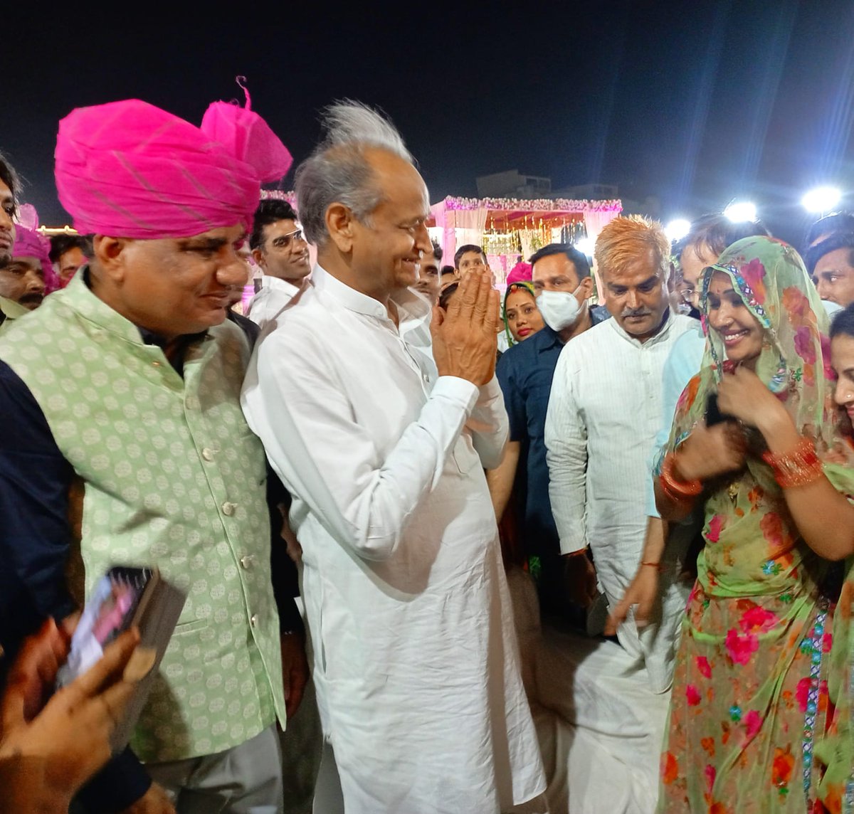 Rachana_samleti's tweet photo. पुलिस महानिरीक्षक श्री हवासिंह घुमरिया जी के पारिवारिक शादी समारोह में शामिल हुई..!!

इस दौरान आदरणीय मुख्यमंत्री श्री @ashokgehlot51 जी से मिलने का अवसर प्राप्त हुआ। https://t.co/rXMgebnyqo