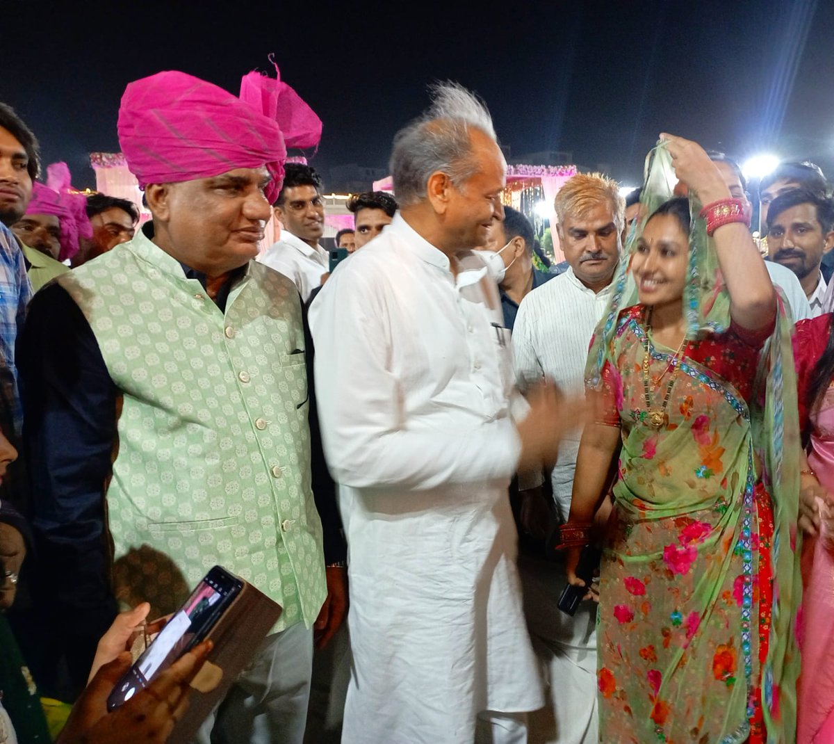 Rachana_samleti's tweet photo. पुलिस महानिरीक्षक श्री हवासिंह घुमरिया जी के पारिवारिक शादी समारोह में शामिल हुई..!!

इस दौरान आदरणीय मुख्यमंत्री श्री @ashokgehlot51 जी से मिलने का अवसर प्राप्त हुआ। https://t.co/rXMgebnyqo