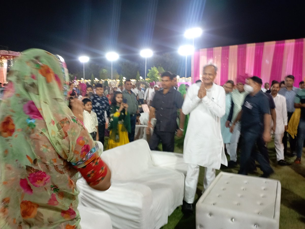 पुलिस महानिरीक्षक श्री हवासिंह घुमरिया जी के पारिवारिक शादी समारोह में शामिल हुई..!!

इस दौरान आदरणीय मुख्यमंत्री श्री <a href="/ashokgehlot51/">Ashok Gehlot</a> जी से मिलने का अवसर प्राप्त हुआ।