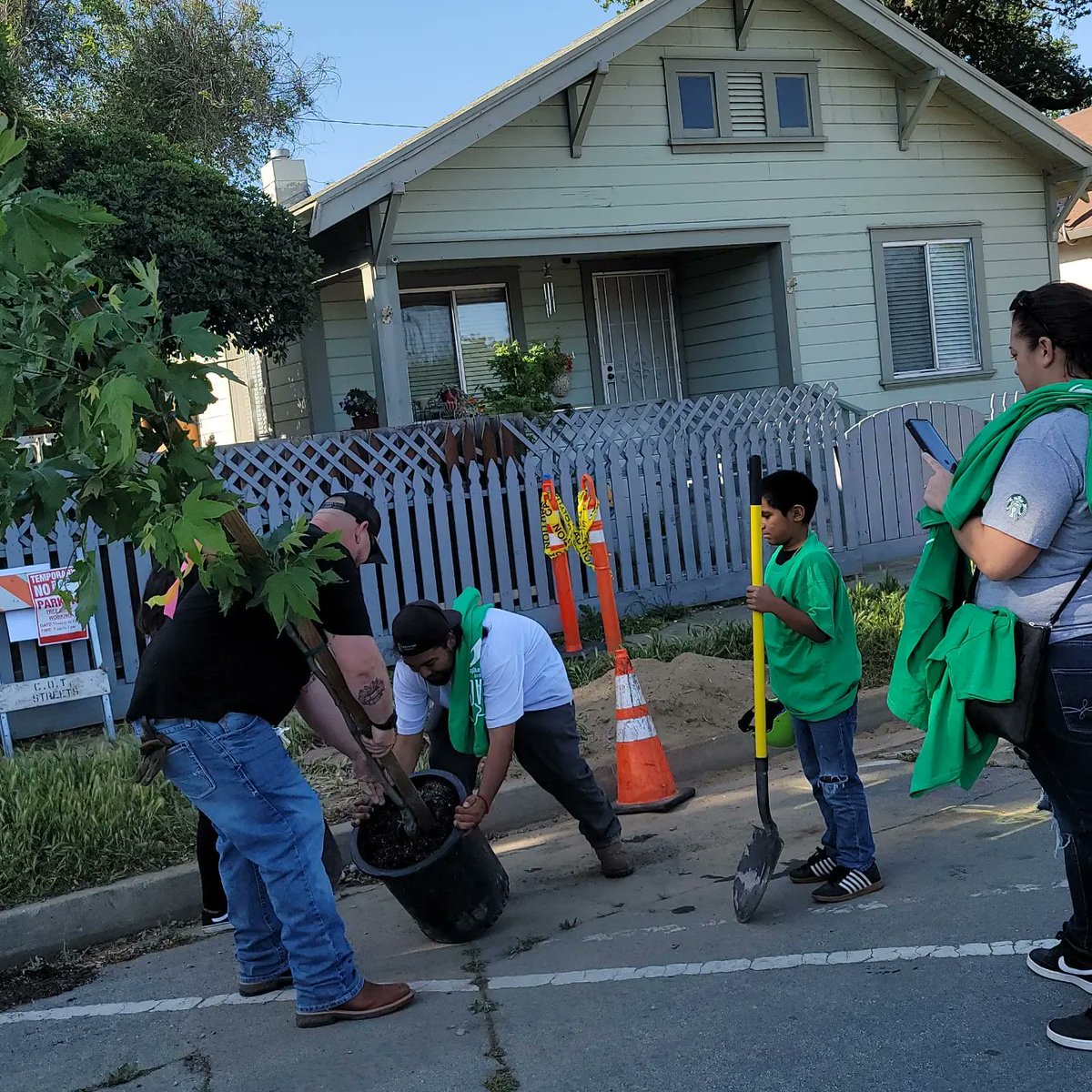 I had a great time at Tracy's Earth Day event this morning! There's also an amazing Farmer's Market happening on Central today, too! If you get a chance, please stop by and show your support! #earthday #tracyca  #farmersmarket #shoplocal #supportlocal