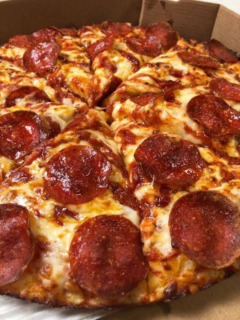Adorable_Fawaz's tweet photo. Shawarma or Pizza, which one did you prefer? 

Meanwhile, I don’t even know how to eat any of it. 😮‍💨 https://t.co/mPqK2Pqret
