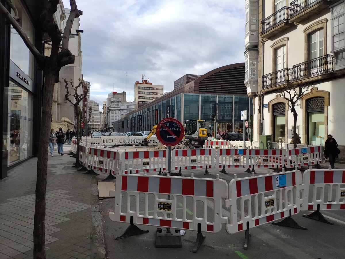 BlogBusurbano's tweet image. En los fines de semana en los que se corta #SanAndrés (todos), las #Lín3 y #Lín7 van de desvío hacia Pza Ourense por Teresa Herrera pero al llegar a #PadreFeijoo... está en obras.

Adivinad su recorrido este finde.
(hoy es reto, no ofrecimiento de información 😄)