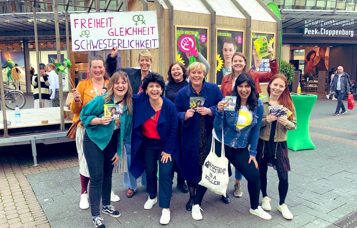 berivan_aymaz's tweet photo. Wir können Wahlkampf, wir können Freiheit, Gerechtigkeit &amp; Schwesterlichkeit und wir können noch viel mehr...Daher sagen wir: #VonHierAnGrün 🌻💚💜#BeideStimmenGrün 
#ltwnrw22 #nrw #köln #kalk #innenstadt #deutz https://t.co/9xq4FHSn1O